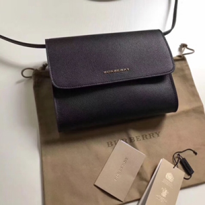 正品打版Burberry 專櫃新款粒紋牛皮斜背包。40609361。 柔和粒紋小牛皮斜背包，搭配光滑內襯與亮澤金色配件，與手繪塗漆收邊，纖巧立挺的版型設計，可整齊收納隨身物品，方便隨時取拿。22*6*16cm