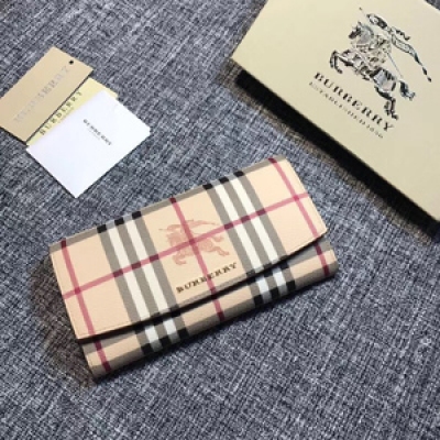 Burberry巴寶莉精製出品 大面採用經典馬仔料，內格細膩柔軟的進口小牛皮，金色五金配件專櫃品質、做工精細實物拍攝，尺寸19cm*10cm*2.5cm