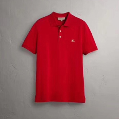 Burberry巴寶莉 經典短袖 Polo 衫，采選珠地網眼布面料，質地柔軟透氣，呈現修身版型。100%金屬紐扣，前胸飾有英倫馬術騎士標誌，S，M，L，XL，XXL