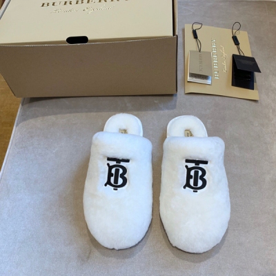 BURBERRY 巴寶莉 2019冬季羊毛拖，溫暖牌進口羊毛助您度過寒冬，保暖舒適。居家懶人拖，耐磨防滑，大方休閒得體。鞋面100%進口羊毛，內襯100%進口羊毛，鞋底原版橡膠發泡底，鞋跟飾有Burberry字母徽標，