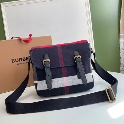 Burberry巴寶莉 中性款信使包～滿滿的英倫風 採用進口Canvas棉麻混紡格紋 後伏插袋隔層 簡約大氣24.5x34x10 【大號】