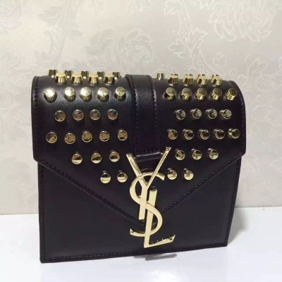 YSL 冬季官方最新品！完美手感、納帕牛皮材質 配金色釘釘！完美包型、包小容量大、原版五金皮肩帶！現貨拍照、品質保證！尺寸:寬17高15底7cm