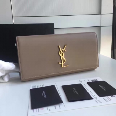 YSL Clutch 手包 南非小牛 現在已經火的不行 幾乎所有歐美大牌及時尚潮人人手必備 保持了YSL一貫的低調奢華風 簡單大氣 氣質立刻提升 細節決定一切 全套包裝 SIZE：27CM