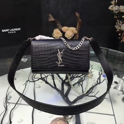 YSL 鱷魚終於出貨啦！等了好久好久！kate bag 配上牛皮肩帶！又是一經典作！高端大氣的灣鱷紋路 ，上身超級好看！配上一條短短的手提鏈，又可以變成晚宴包！如此多功能，而且還特能裝！趕緊入手！型號：354117 尺寸