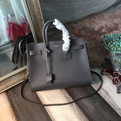 Saint Laurent Sac De Jour YSL鑽石紋風琴包的幾乎可以搭配任何風格，百搭是經典款最重要的一個性格，營造出的高貴Vibe。靜靜的欣賞，它真的很美很美，不需要誇張的言語，不需要浮誇的陪襯，每個包不犧