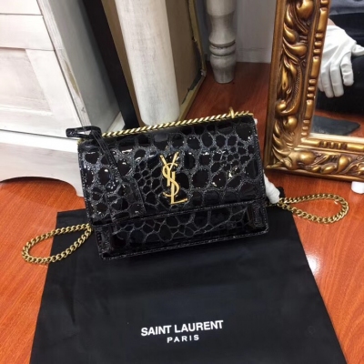 YSL聖羅蘭 Yves Saint laurent Sunse出新皮紋，全新升級改造，實用經典又特別時尚感十足任何場合都能搭配上！型號441971，尺寸22x16x8cm