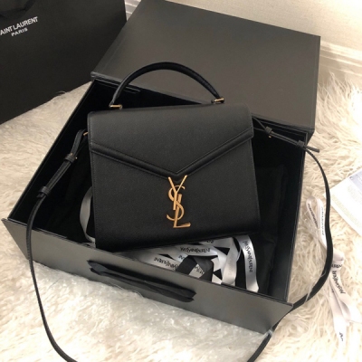 YSL Yves Saint laurent聖羅蘭 CASSANDRA 中號魚子醬紋 款式帥氣簡約.實用性強 手提斜掛都很好.是很百搭的一款.尺寸 24.5x20x11.5cm