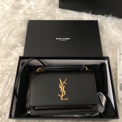 YSL Yves Saint laurent聖羅蘭 New 歷經2個多月.定制五金、皮料，研發生產.每個細節都嚴謹把關. 現貨出來也是很滿意.很百搭的款.可以入手喲。SUNSET 牙籤紋鏈條包搭配內裡平面皮.手提斜掛兩用