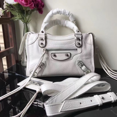 Balenciaga頂級原單山羊皮 銀邊五金 珍珠白 獨家現貨供應，超流行，小號23cm 細節實拍，全新升級最高版本全套原單五金，每個細節都可以讓你用放大鏡查看，堪稱完美