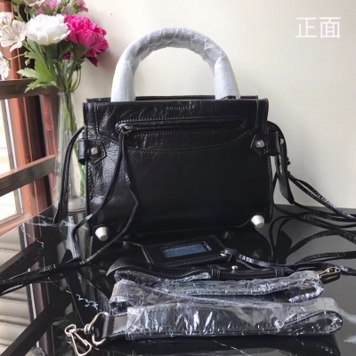 Balenciaga 2017最新品，顛覆以往簡約的風格，這款產品絕對是集實用與時尚於一體的超級寶貝，看細節就知道了，尺寸23cm，斜挎手提都完美，義大利爆裂羊皮，大小玫瑰銀釘美妙搭配，特帥