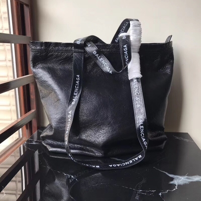 Balenciaga巴黎世家最新品到貨 真心好看，進口爆裂羊皮，軟，內裡配羊皮，氣質簡單，實用到爆，第一眼就愛上了 尺寸34＊40＊14cm，310B黑色