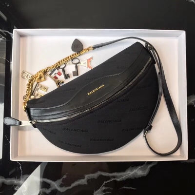 Balenciaga巴黎世家本年度最火爆熱銷產品 現貨 現貨 特別熱賣現貨 火遍全球的最新爆款現貨細節實拍圖，尺寸30*20cm，原單帆布配進口小羊皮 細節圖 編碼 106S黑色