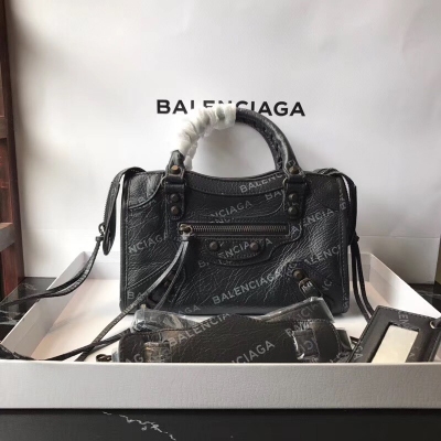 【Balenciaga巴黎世家最新品】24cm迷你版 全網最新最潮爆款獨家現貨實拍 一看就愛不釋手的萌寵毒物 黑色斜印小logo，義大利進口爆裂羊皮皮感忒好 斜挎手提都是那麼可愛討人喜歡 編碼 292S黑色