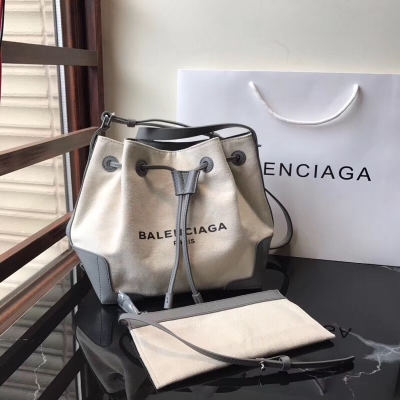 Balenciaga巴黎世家新款帆布斜挎水桶包23cm現貨 男女通用，夏季必備潮流休閒版 原單帆布配進口小羊皮 品質超贊！編碼 105B灰色