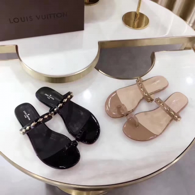 【louis vuitton】LV本季設計師一貫先鋒的創意概念越發突出，打造剛柔並濟的女性新力量。簡約條帶搭配菱形釘，穿著舒適。