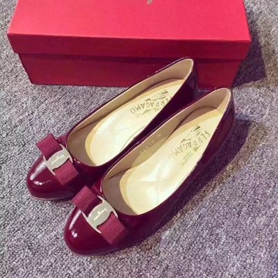 Salvatore Ferragamo菲拉格慕中跟皮蝴蝶扣單鞋，最高品質經典單品，因為異常關注品質和細節，它獲得了“明星御用皮鞋匠”的稱號，也是世界頂級皮鞋的設計和製造者，這款單鞋採用進口牛漆皮作為鞋面，頭層羊皮作為內