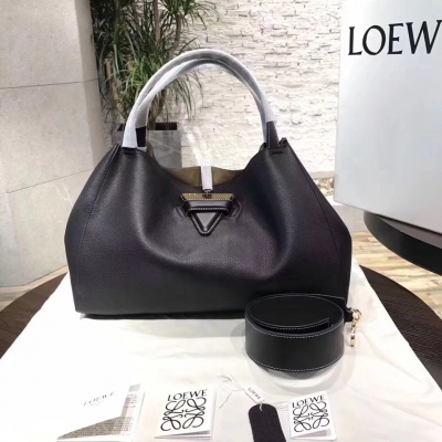 【羅意威】Loewe Barcelona Tote bag秋冬 款購物袋出貨啦 採用進口荔枝紋皮搭配金絨內襯，金屬三角牌閉合 皮質超柔軟，整個製作過程一氣呵成。厚實的牛皮耐磨且實用不過時，手提與肩帶的措色搭配讓造型添加了