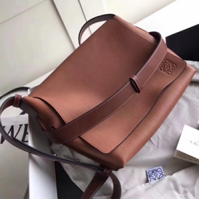 Loewe羅意威 Messenger Strap Bag系列 原廠Togo皮 飾以撞色獨特的肩帶擁抱 可調節的長肩帶 精緻的設計 讓你的整個秋冬自然有型 尺寸30.5*25*11cm