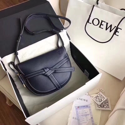 羅意威Loewe 2018春夏全新Gate手袋 成為搶眼的絕對主角。這款銜縫小牛皮製作的手袋擁有經典馬鞍包的造型，包蓋部分的皮帶經過打結處理，附有獨特的黃銅鉸鏈裝飾，有多種顏色可供選擇，誓要預定你今年心水清單上的一席。四