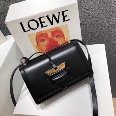 Loewe羅意威 Barcelona包，跟名字一樣，充滿了西班牙 狂野情懷 眾多明星街拍攜帶款，經久耐看，越看越美 外形方方正正，硬挺有型，上面醒目獨特的三角形鎖扣，整個包包一下子活潑起來，不喜歡軟塌塌的包包的小主兒選擇