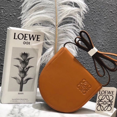 Loewe羅意威 年度街拍神器 小不點兒裝 下的不僅僅是你的vip卡，還裝載著你緊跟時尚的潮流品味，更裝載著你對這個美麗世界的自信與安全感 尺寸:12*12*2cm,內置一個小口袋，三卡位， 放零錢，銀行卡，vip卡，公