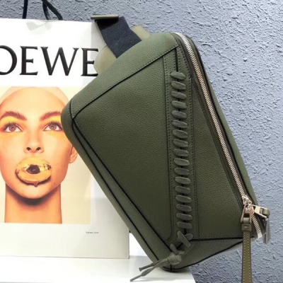 2018 Loewe羅意威 新作Puzzle Sling Bag 專櫃同步做法。採用進口西班牙顆粒紋小牛皮 摸上去溫柔又舒適。沿用幾何設計做法，皮料精確切割拼接，在款式上，功能上再度創新！男女通用 ，帥氣兼實力派，沖這點