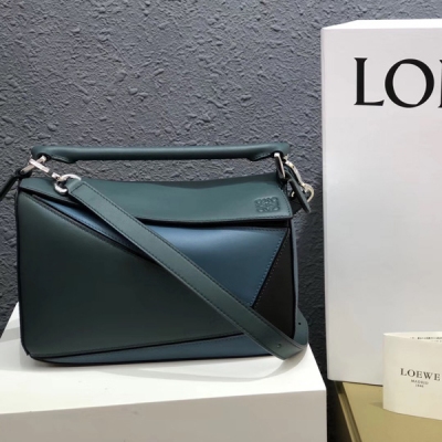 羅意威Loewe 市場專業，獨家首發，青墨拼  專櫃同步最新版本，大容量，日常，出遊妥妥滴！尺寸29*18*12CM  (專櫃同步最新做法， 介面，內裡托全皮）採用進口西班牙小牛皮摸上去溫柔又舒適。皮料精確切割使它可自然