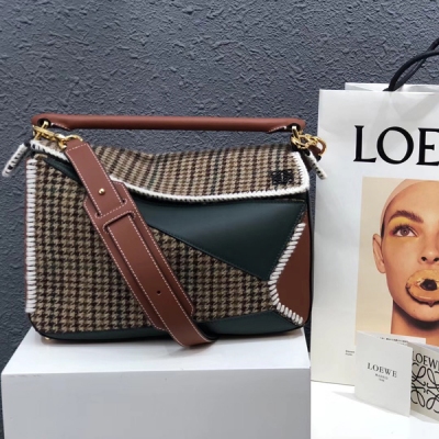 Loewe羅意威 2018秋冬最新 Puzzle tweed bag系列 獨特彩色千鳥格毛呢料，搭配年度人氣焦糖色，與復古墨綠色，飾以金色五金配件，黑色品牌logo,碰撞出奢華復古風，更加摩登潮流，上身高級感十足。 經典