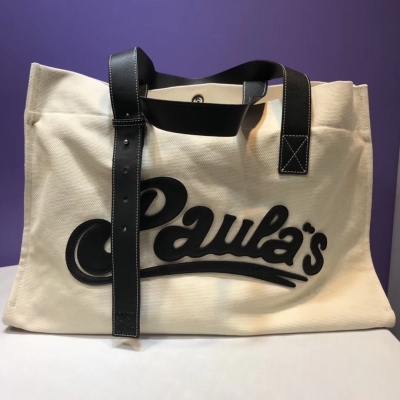 LOEWE羅意威 Tote Paula Large Bag 到貨 這款托特包選用色彩濃郁的棉質帆布精製而成，飾有標誌性的大號PAULA‘S IBIZA標誌，適合各種度假旅途 ！隨性包款提升時尚格調，大小合宜，適合收納各種