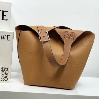 LOEWE羅意威 balloon bag 最新作氣球包閃亮登場 完美詮釋越低調越時髦的設計理念！裏外全皮 光看用皮料就知道價格絕對霸氣了 敞篷式”開口為你打造無敵容量獨特的錯口設計即使單肩背也能毫無壓力～度假旅遊全靠它