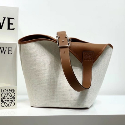 LOEWE羅意威 balloon bag 最新作氣球包閃亮登場 完美詮釋越低調越時髦的設計理念！裏外全皮 光看用皮料就知道價格絕對霸氣了 敞篷式”開口為你打造無敵容量獨特的錯口設計即使單肩背也能毫無壓力～度假旅遊全靠它