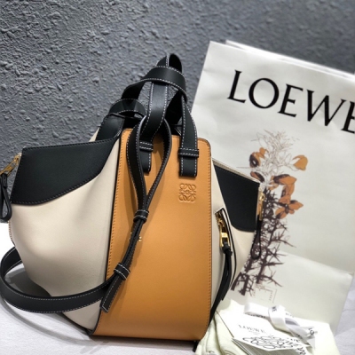 LOEWE羅意威 桔黃配黑色 Loewe hammock 專櫃同步最新版本 小號29*26*14cm，容量大，自由變換的折疊拉鏈設計，也 放下macbook 和A4 本本，兩側分別有一個小口袋，一般放Plus 跟重要的卡