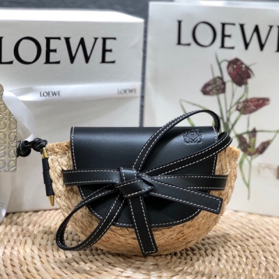 LOEWE羅意威 春夏神器，可愛教主 楊丞琳力薦:gate草編的材質襯托春夏的感覺……非常有質感，即便春夏只想穿一件T-恤出門，你 一樣可以可以搭配一個很”厲害”的包包，讓你增添時尚風格 尺寸15*12.5*8cm，包身