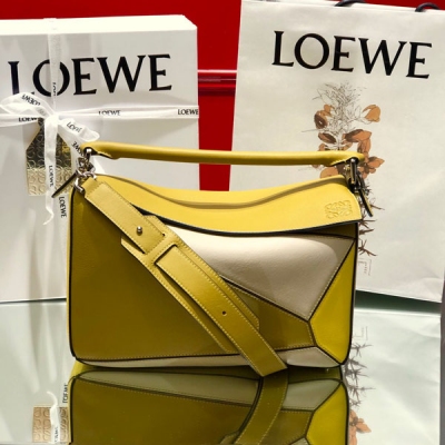 LOEWE羅意威 專櫃最新?現貨新圖 LOEWE芥末黃拼色 PUZZLE中號 美膩膩的新拼色，迷到電到～ ～迎接聖誕這樣的色系簡直就是完美 尺寸29*18*12cm,大容量，日常，日常，手機，充電寶，錢夾，粉餅，唇膏，雨