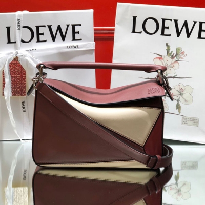 Loewe羅意威 專櫃 最新 獨家現貨新圖 Loewe石榴紅拼色PUZZLE小號 大容量，日常，出遊妥妥滴！尺寸24*14*11CM 專櫃同步最新做法， 介面，內裡托全皮，細肩帶，底部無釘）採用進口西班牙小牛皮 摸上去溫