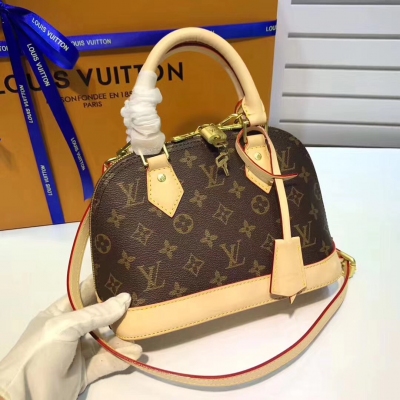 獨家實拍！LV M53152 ALMA BB 手袋起源於1934年的路易威登 Alma 手袋，經過時間推移從一個方角的旅行包逐漸以形狀的演變成為今天的優雅女性手袋代表。這款採用 Monogram 帆布製成的迷你款手袋可輕