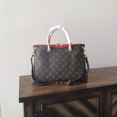 LV海外原單 Louis Vuitton Pallas手袋到貨啦 官方貨號:M41175 尺寸：34x 13x 5cm Pallas 手袋絕不只是一款漂亮時尚的手袋。 這款迷人的手袋融合運用了 Monogram天然牛皮飾