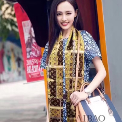 LV【Monogram花紋雙層】 Louis Vuitton（路易威登）圍巾 女人尤物 真心美的讓人非常非常心動 上身效果簡直美翻了 品質非常完美 整個圍巾給人大牌氣場的同時又非常精緻絕對值得入手 26*190cm10