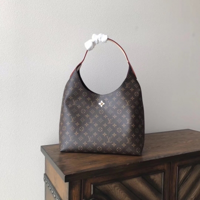 LV路易威登 HOBO FLEUR 手袋 Louis Vuitton M43545黑 M43547酒紅M43546 經典路易威登帆布面料，時尚休閒的Hobo手袋款式，金光閃閃的Monogram Flower掛鎖為全新設計