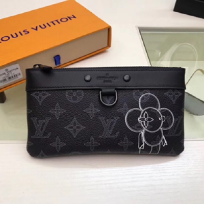 路易威登新品！【頂級原單】Louis Vuitton M62897小號手袋 這款小號LV Upside Down Pochette Apollo手袋以Monogram Ink帆布製造，是一款多用途配飾，可當手拿包用以裝載