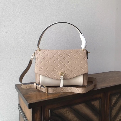 Louis Vuitton BLANCHE 型號 LV M43618 尺寸:32*24*10 路易威登該款正品EPPRITENE別致的背心結合了浮雕和光滑牛皮在一個完美比例的肩包。柔軟的皮革和曲線的線條使這個寬敞舒適的模