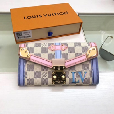 【LV頂級原單】Louis Vuitton N60119錢夾 此款來自路易威登2018夏季旅行箱主題配飾與皮具系列的Sarah錢夾由清爽的Damier Azur帆布裁制而成，印有視幻風格的旅行箱扣帶與包角圖案。信封式構造