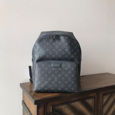 LV路易威登複刻版 2018款 Louis Vuitton M43186 風格休閒而精緻，此款Apollo雙肩包採用柔軟的Monogram Eclipse塗層帆布面料，是風格與功能的完美結合。擁有一系列獨特設計細節，如極