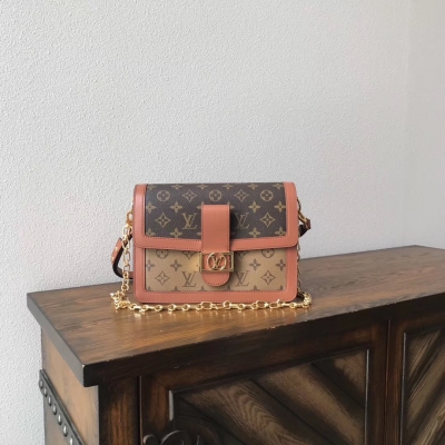 LV海外原單 路易威登2018年早春郵差包Louis Vuitton M43599配色最新版本出貨Métis手包小巧的造型散發出優雅臥息。老花配黃花黃皮鏈條拼色鏈條郵差包 老花配牛皮，採用柔軟的Monogram帆布材質製