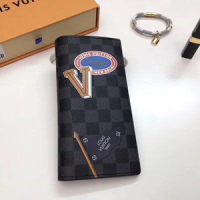 【Louis Vuitton 原版全鋼五金】路易威登N64438 2018 LV League系列，致敬路易威登的往昔與如今。將源自嘉士頓-路易威登私人藏品的經典標籤與懷舊學院風格設計相結合。此款Brazza錢夾散發出充