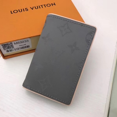 LV路易威登新品！【頂級原單】Louis Vuitton M63233卡包 Monogram Titanium灰色帆布以太空探索為設計靈感來源，在路易威登2018-19秋冬男士時裝秀中初次亮相。由此種面料裁制而成的特別版