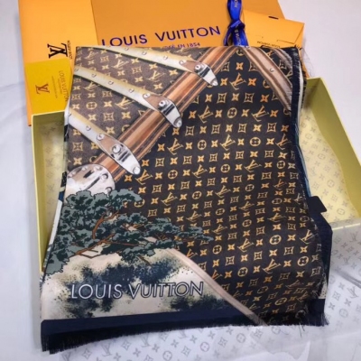 Louis Vuitton極致女人味圍巾~ LV路易威登設計真的是非常走心 真的很好看的設計~各個年齡段都很適合，非常襯氣色 高出鏡率單品 及其舒服的蛋白質纖維-重磅級真絲斜紋LV方巾 柔軟光滑 輕盈細膩！涼爽舒適！適