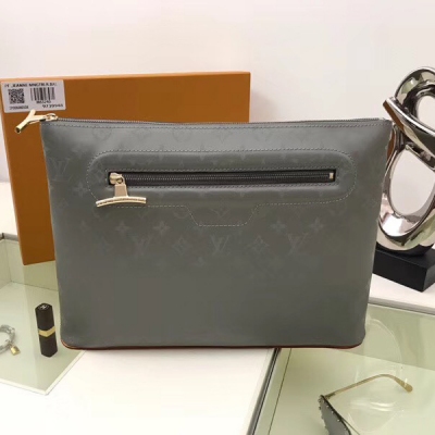 Louis Vuitton新品！ 【LV頂級原單】M63240手包 路易威登此款Pochette Cosmos手袋以路易威登2018-19秋冬時裝秀中的太空主題為設計靈感之源。袋內可存放日用物品，外設拉鍊口袋。由時裝秀中