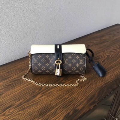 LV路易威登海外原單 Louis Vuitton M44158米白色 GLASSES CASE 手袋2018秋冬時裝秀上，女裝藝術總監Nicolas Ghesquière推出全新旅行風格包款：飾有標誌性Monogram印