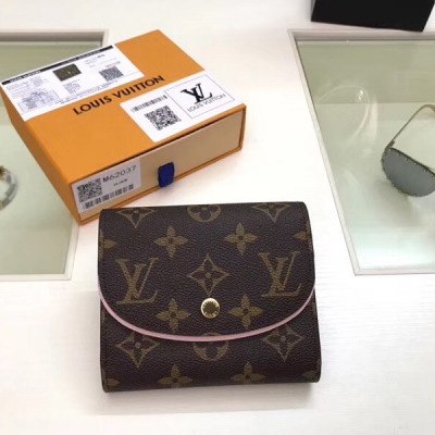 【LV頂級原單】Louis Vuitton M62037粉色  尺寸小巧而結構精妙，路易威登此款Ariane錢夾配有多個信用卡插槽以及豐富的內袋。搭蓋四周的彩色紋飾為Monogram帆布增添些許秀氣與精緻。尺寸:12*1